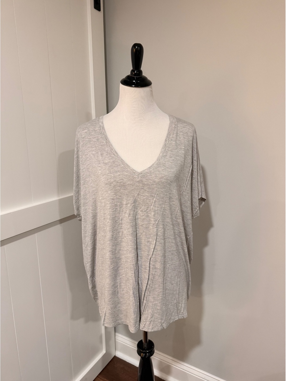 Express Relaxed Fit women’s Gray V-Neck T-Shirt XL